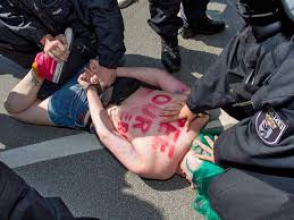 Ֆրանսիայում «Femen»-ի կիսամերկ ակտիվիստուհիները խափանել են մահմեդական կոնֆերանսը (տեսանյութ)